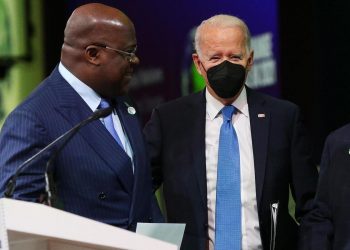 Il presidente del Congo, Felix Tshisekedi, con il presidente americano, Joe Biden, durante lo scorso summit sul clima a Glasgow (foto Ansa)