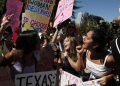Ragazze in marcia per l'aborto a Los Angeles, California