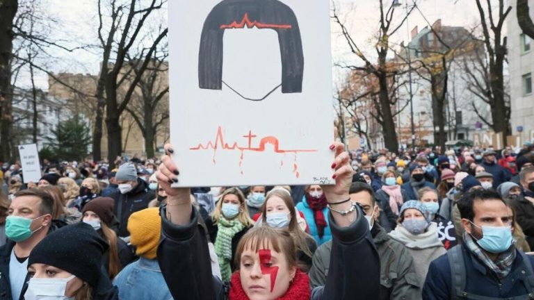 Polonia, Cile, Francia, Usa: il diritto all’aborto non è un finale già scritto