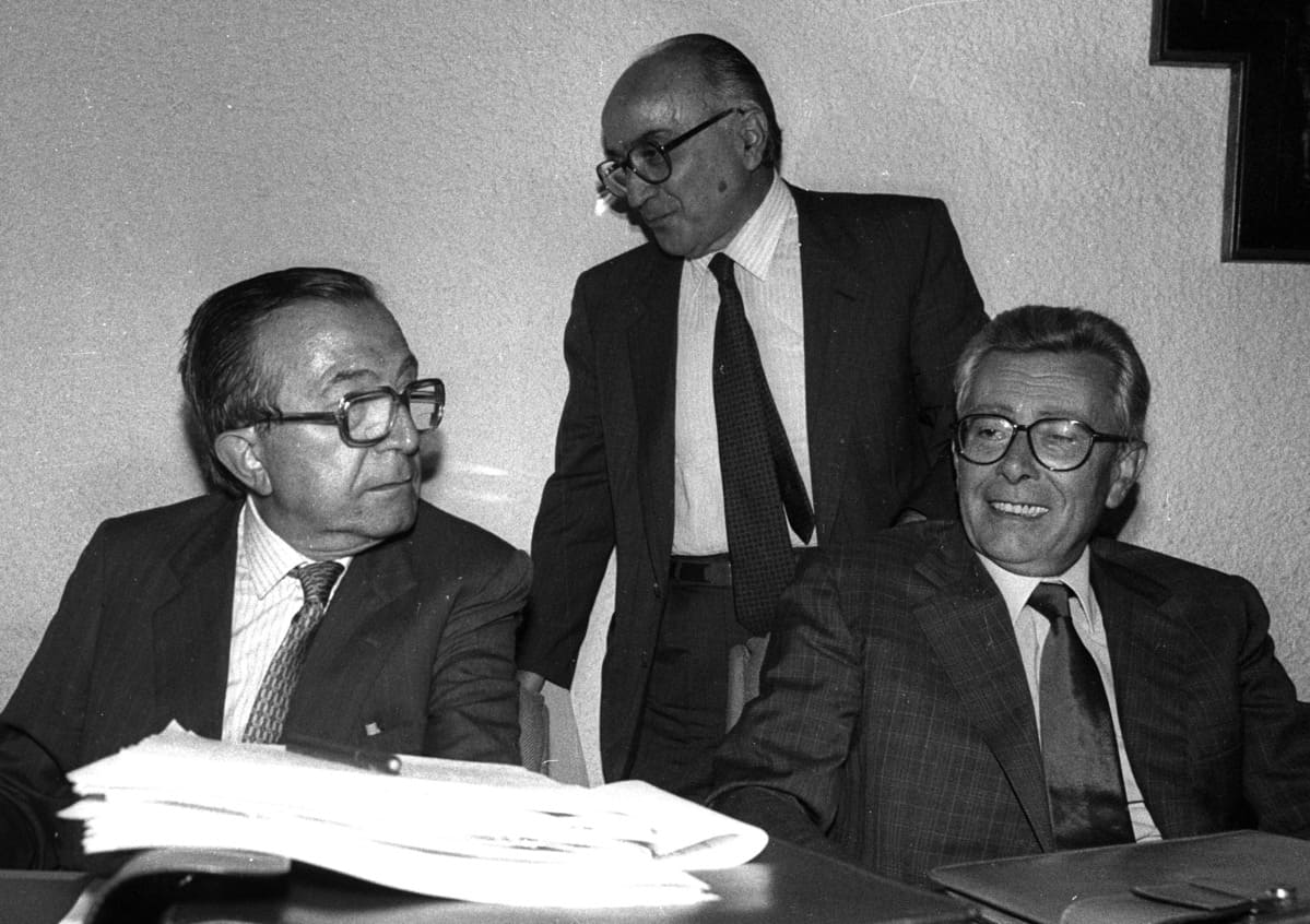 L'allora ministro degli Interni Antonio Gava (C) insieme al Segretario della DC Arnaldo Forlani e al senatore a vita Giulio Andreotti durante il Congresso nazionale della Democrazia Cristiana del 9 agosto 1989.