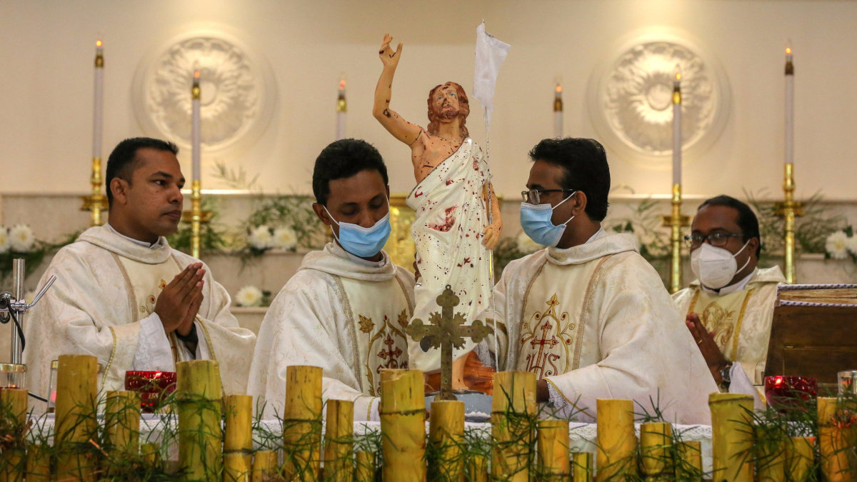 Processione con la statua di Cristo macchiata del sangue dei cristiani uccisi nella strage di Pasqua 2019 in Sri Lanka