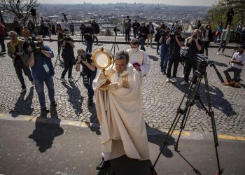 Aprile 2020, Michel Aupetit celebra il Giovedì Santo a Montmartre, Parigi (foto Ansa)