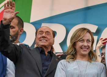 Silvio Berlusconi e Giorgia Meloni sul palco di una manifestazione del centrodestra contro il secondo governo Conte, nell'ottobre del 2019 (foto Ansa)