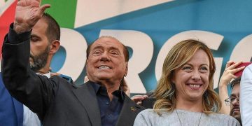 Silvio Berlusconi e Giorgia Meloni sul palco di una manifestazione del centrodestra contro il secondo governo Conte, nell'ottobre del 2019 (foto Ansa)