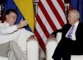 1 dicembre 2016. Joe Biden, allora vicepresidente degli Stati Uniti, parla con il presidente colombiano Juan Manuel Santos in occasione della firma ai trattati di pace con le FARC (foto Ansa)