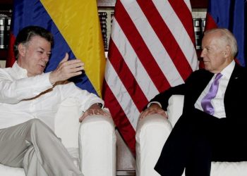1 dicembre 2016. Joe Biden, allora vicepresidente degli Stati Uniti, parla con il presidente colombiano Juan Manuel Santos in occasione della firma ai trattati di pace con le FARC (foto Ansa)