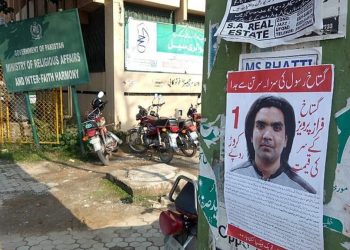 Un volantino all'esterno del ministero per gli Affari religiosi a Islamabad, Pakistan, spiega che la punizione per chi si macchia di reati di blasfemia è la morte per decapitazione (Creative Commons)