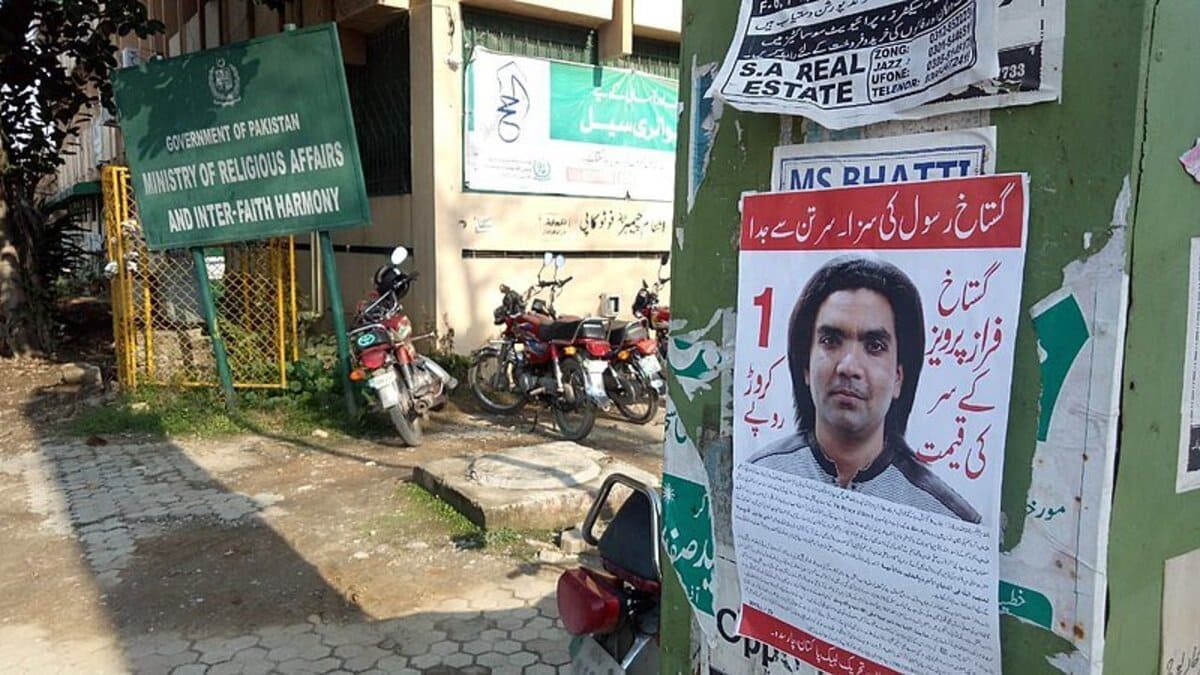 Un volantino all'esterno del ministero per gli Affari religiosi a Islamabad, Pakistan, spiega che la punizione per chi si macchia di reati di blasfemia è la morte per decapitazione (Creative Commons)