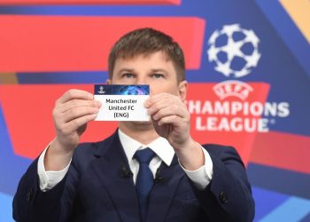 Andrey Arshavin estrae il bigliettino con il nome del Manchester United. Il sorteggio dovrà essere ripetuto (foto Ansa)
