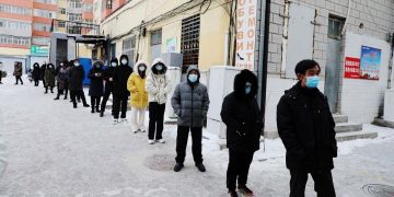 I cinesi di Manzhouli, al confine con la Russia, fanno la coda per il tampone