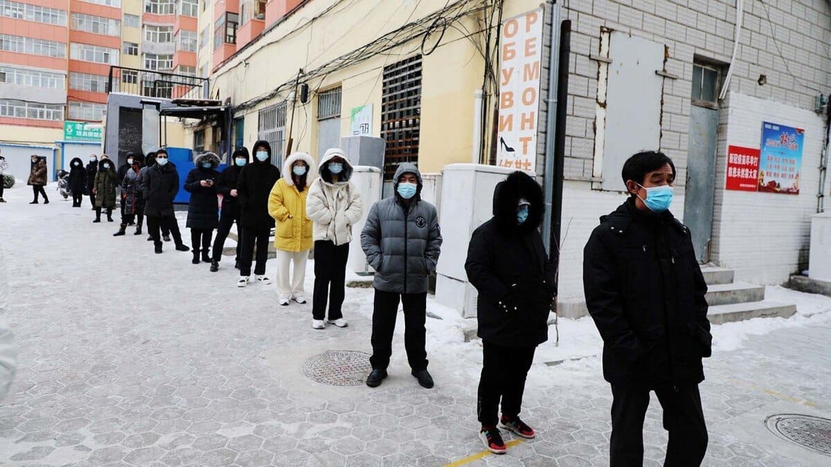 I cinesi di Manzhouli, al confine con la Russia, fanno la coda per il tampone