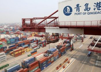 Merci nei container nel porto di Qingdao, Cina, in attesa di partire verso l'Occidente