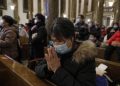 Cristiani pregano in chiesa a Pechino, Cina, alla vigilia di Natale