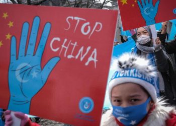 Musulmani in Turchia protestano contro la repressione degli uiguri nel Xinjiang da parte della Cina