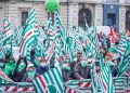 Bandiere della Cisl in piazza Castello a Torino, lo scorso 27 novembre, durante la manifestazione unitaria di Cgil, Cisl, Uil Piemonte, nell'ambito delle mobilitazioni regionali per chiedere modifiche alla legge di Bilancio (foto Ansa)