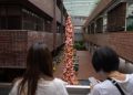 Universitari guardano per l'ultima volta la colonna della vergogna, smantellata dal governo di Hong Kong perché eretta vent'anni fa in memoria delle vittime di Piazza Tienanmen