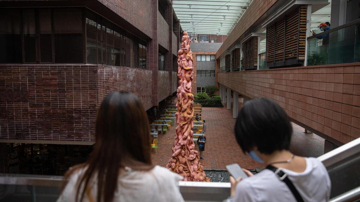 Universitari guardano per l'ultima volta la colonna della vergogna, smantellata dal governo di Hong Kong perché eretta vent'anni fa in memoria delle vittime di Piazza Tienanmen