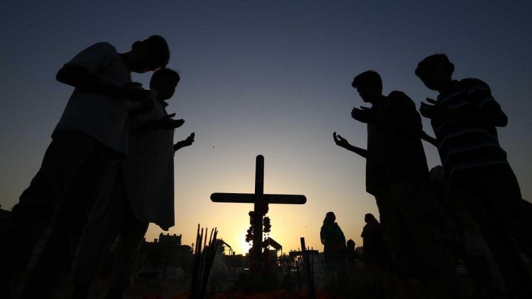 Pakistan, islamici bruciano una casa di cristiani durante la festa di nozze