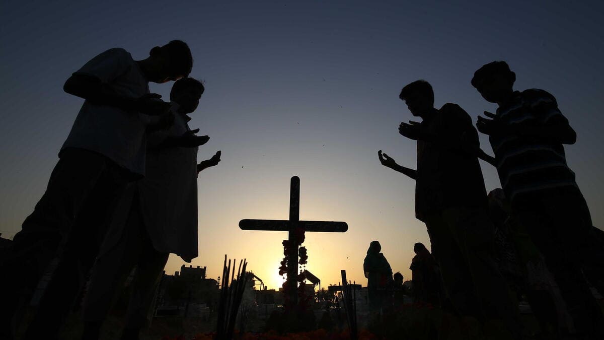 Cristiani perseguitati pregano in Pakistan