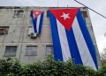 Bandiere cubane su un edificio all'Havana, Cuba, nei giorni delle proteste di metà novembre (foto Ansa)