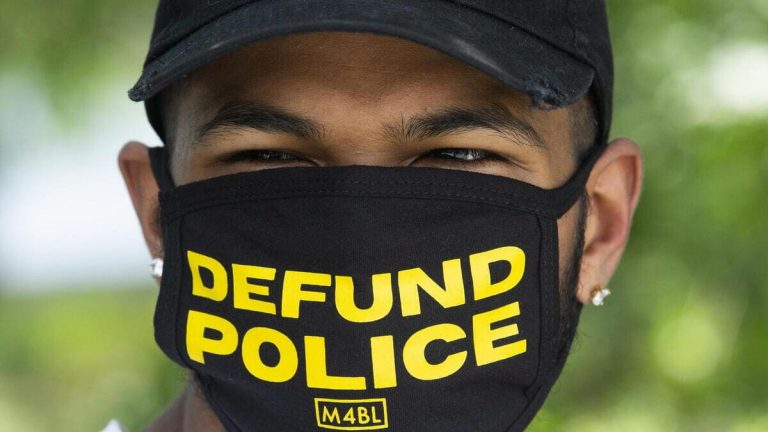 Usa, Oakland rinnega Blm e ripristina i fondi alla polizia