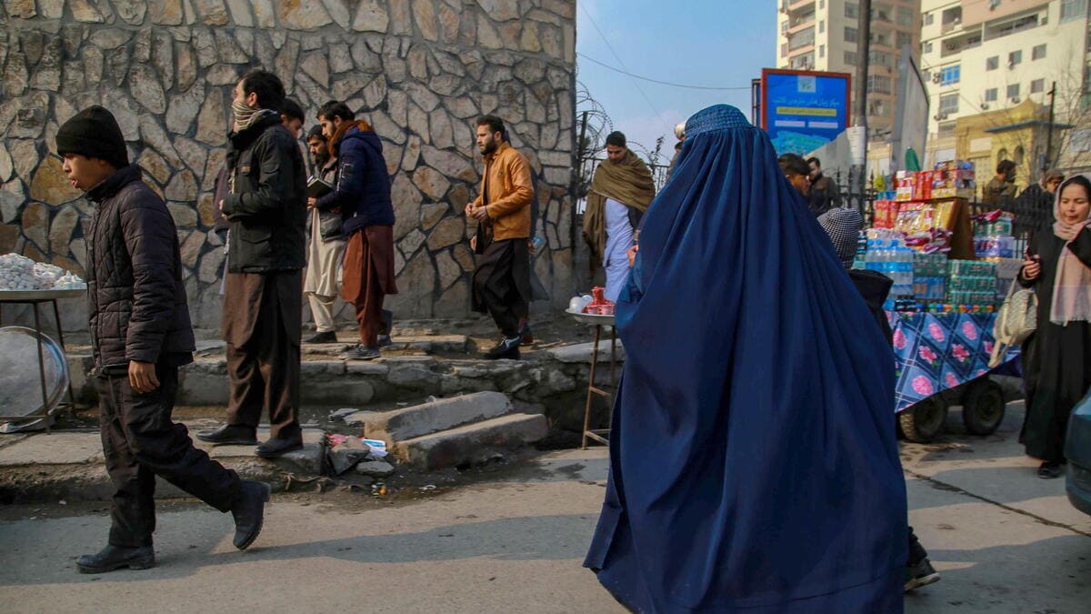 Le donne sono costrette a portare il burqa in Afghanistan