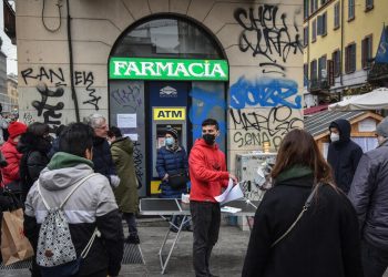 Coda in farmacia per effettuare un tampone