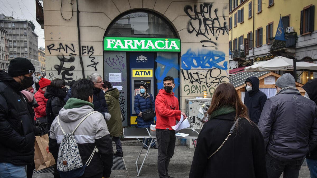 Coda in farmacia per effettuare un tampone