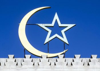 La luna crescente e la stella, simbolo della fede musulmana, sulla Grande Moschea di Parigi (foto Ansa)