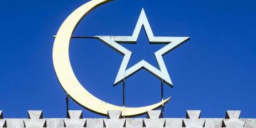 La luna crescente e la stella, simbolo della fede musulmana, sulla Grande Moschea di Parigi (foto Ansa)