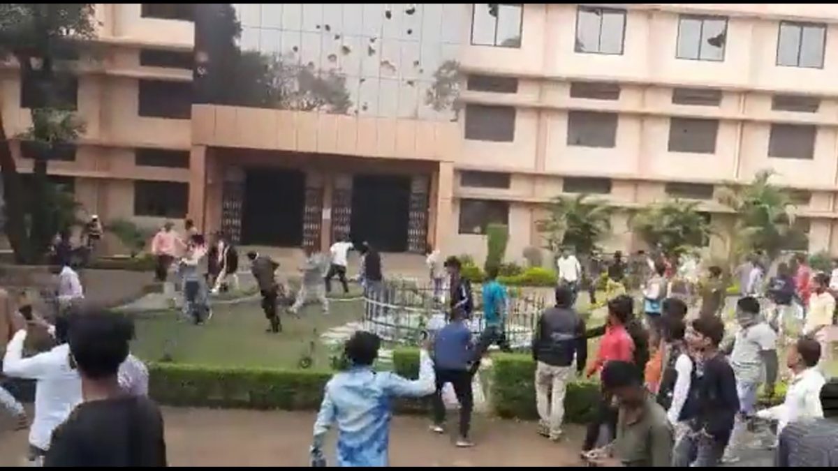 Una folla indù ha assaltato la scuola cattolica missionaria St. Joseph a Ganj Basoda, in Madhya Pradesh 