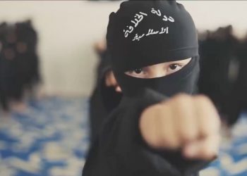 Un video di propaganda dell'Isis in cui è mostrato l'addestramento dei bambini, novembre 2015