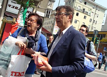 Luigi Amicone in campagna elettorale in un mercato di Milano