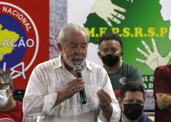 L'ex presidente brasiliano Lula durante un recente comizio. Lula corre per essere rieletto presidente nel 2022 (foto Ansa)