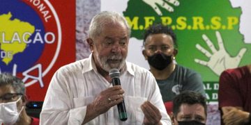 L'ex presidente brasiliano Lula durante un recente comizio. Lula corre per essere rieletto presidente nel 2022 (foto Ansa)