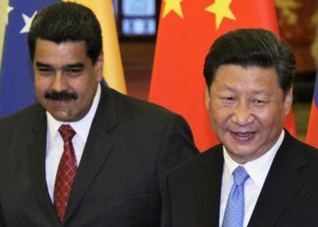 Il presidente venezuelano, Nicolas Maduro, con il presidente cinese Xi Jinping a Pechino nel 2015 (foto Ansa)