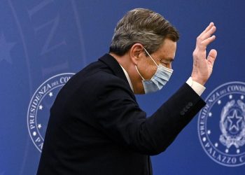 Mario Draghi lascia la conferenza stampa