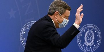 Mario Draghi lascia la conferenza stampa