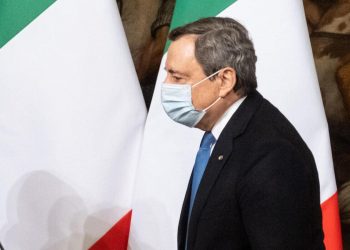 Il premier Mario Draghi indossa la mascherina al termine della conferenza stampa con il Cancelliere tedesco Olaf Scholz (foto Ansa)