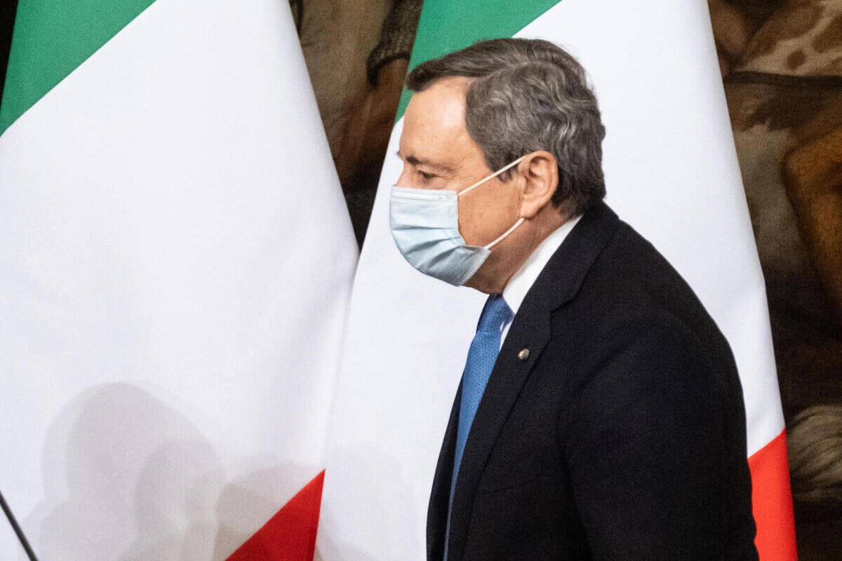 Il premier Mario Draghi indossa la mascherina al termine della conferenza stampa con il Cancelliere tedesco Olaf Scholz (foto Ansa)