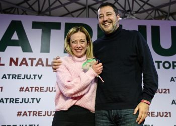 Giorgia Meloni e Matteo Salvini sul palco di Atreju, la festa dei giovani di Fratelli d'Italia, "Il Natale dei conservatori" (foto Ansa)