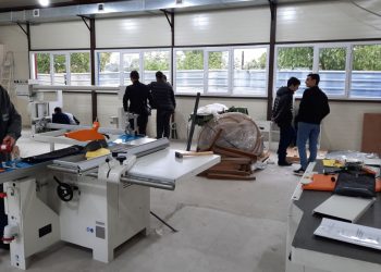 Gianantonio Sanvito nel laboratorio di falegnameria nella scuola professionale Antonia Arslan