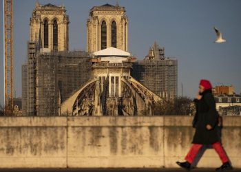 La cattedrale parigina di Notre Dame ancora circondata dalle impalcature, dopo l'incendio che la colpì il 15 aprile 2019 (foto Ansa)