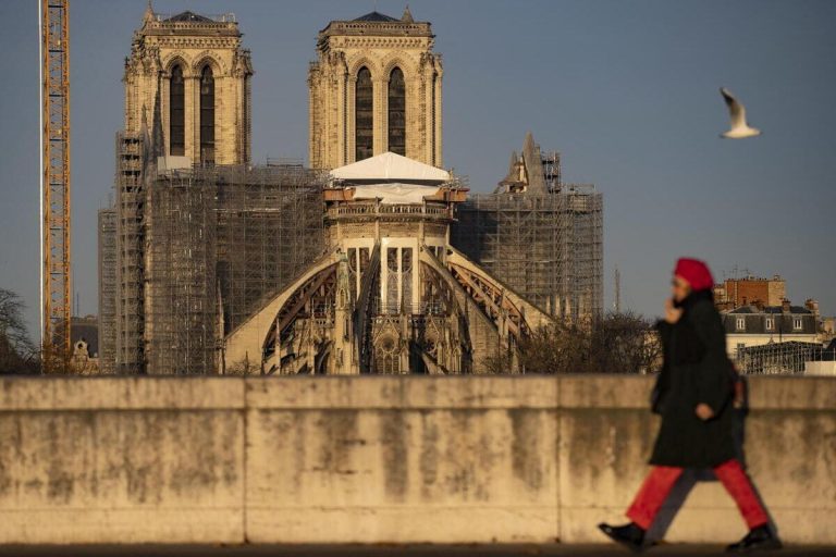 La “riqualificazione” di Notre Dame «distruggerà ciò che il fuoco ha risparmiato»