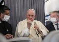 Papa Francesco durante la conferenza stampa in aereo durante il viaggio di ritorno dalla Grecia (foto Ansa)