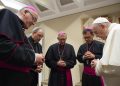 Papa Francesco prega con alcuni vescovi francesi per le vittime di abusi sessuali del clero