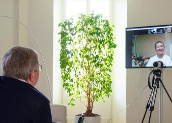 Una foto pubblicata dal Cio lo scorso 22 novembre mostra il presidente del Comitato olimpico parlare in videocall con Peng Shuai (foto Ansa)