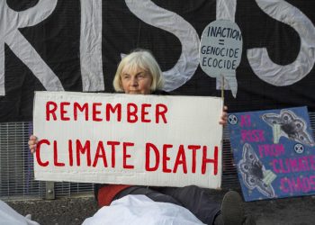 Protesta degli ambientalisti a Glasgow per il Cop26