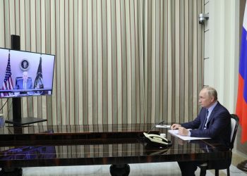 Il presidente russo, Vladimir Putin, durante il vertice sull'Ucraina con il presidente degli Stati Uniti, Joe Biden (foto Ansa)