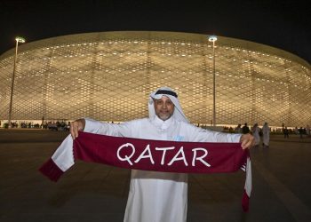 Un tifoso del Qatar in posa davanti al Thumama Stadium prima della semifinale della FIFA Arab Cup 2021 tra Qatar e Algeria, a Doha (foto Ansa)